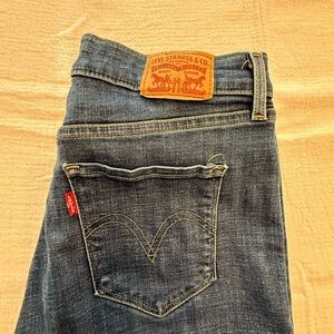 Women’s Levi straight leg jeans